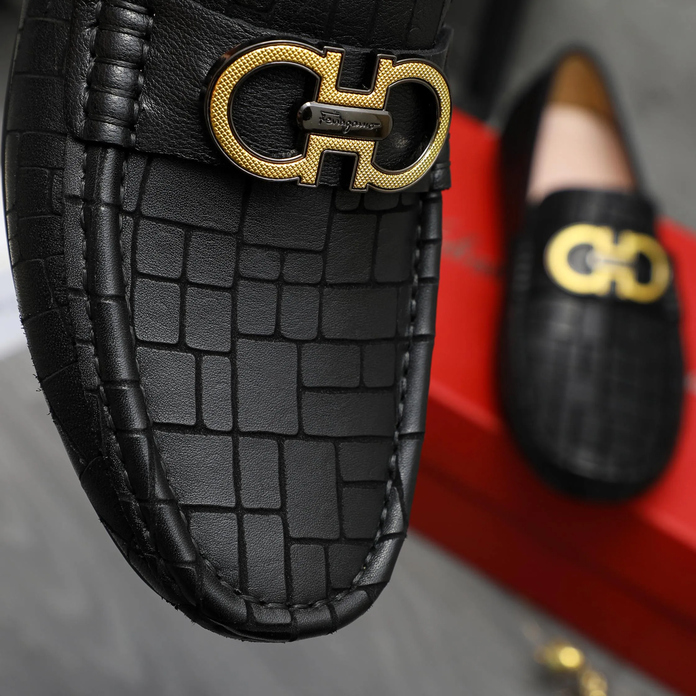 P380 Product trademark: Ferragamo [Ferragamo] Casual slip-on men's shoes Regular size: 38-45 Product material: Selected stone grain cowhide upper, sheepskin lining, rubber outsole